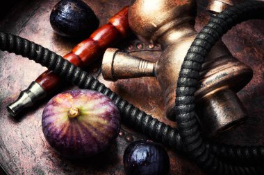 Aroma relax için incir ile Doğu shisha nargile. İncir shisha. Sigara nargile.
