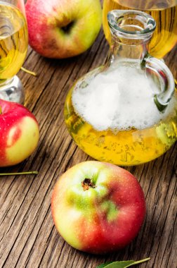 Rustik arka plan üzerinde taze elma ile elma. Elma kokteyl