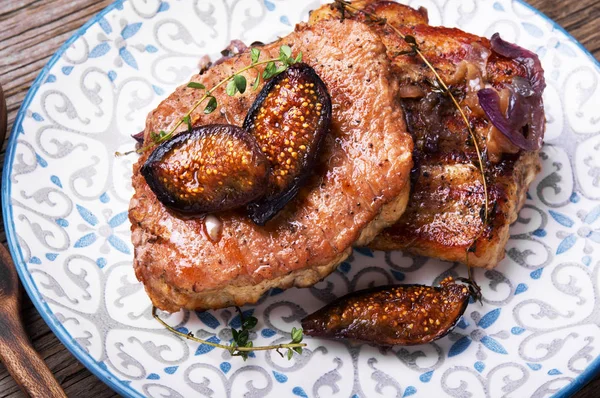 Запеченные Мясо Луком Инжир Plate Steak Соусом Инжира — стоковое фото