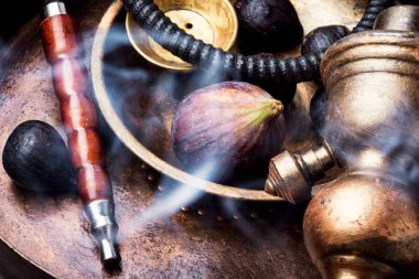 Aroma relax için incir ile Doğu shisha nargile. İncir shisha. Sigara nargile.