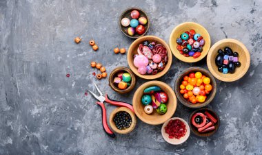 Renkli stil boncuk takı yapmak için. Moda boncuk. Hobi