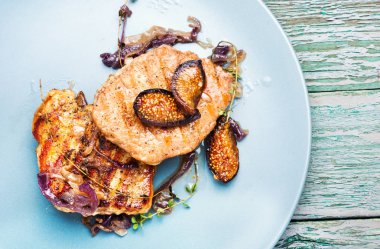 Plaka üzerinde incir ile ızgara et biftek. Biftek incir ile