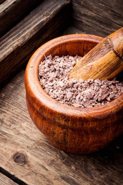 Öğütülmüş köksaplar bitki iris harç içinde. Bitkisel ilaç. Herbalism