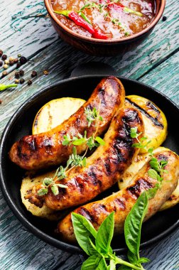 Baharatlı baharat ve elma ile lezzetli sosis ızgara. Barbekü