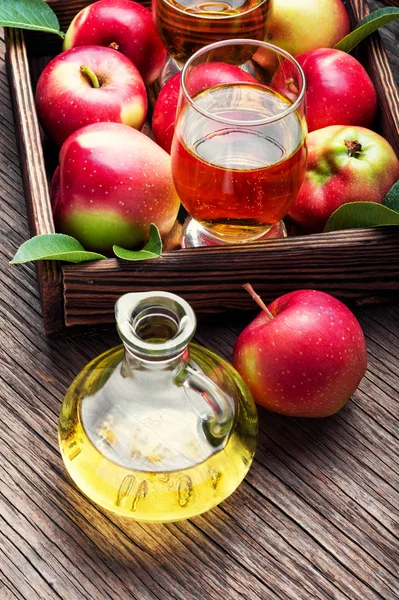 素朴な背景の上に新鮮なリンゴとリンゴ アップル サイダー カクテル — ストック写真