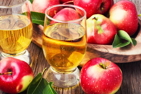 Apfelmost Mit Frischen Äpfeln Auf Rustikalem Hintergrund Erfrischender Apfelmost — Stockfoto