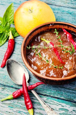 Biber ve otlar ile elma sosu. Et veya balık sosu