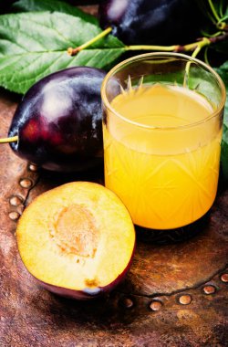 Erik üzerinden Rakia Balkan güçlü alkollü içecek. Erik brendi