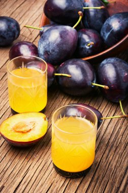 Erik üzerinden Rakia Balkan güçlü alkollü içecek. Erik brendi