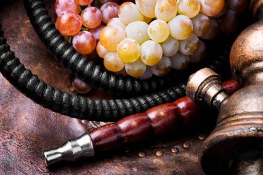 Aroma relax için üzüm ile Türk shisha nargile. Üzüm shisha