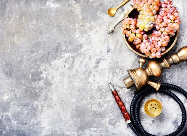 Aroma relax için üzüm ile Türk shisha nargile. Üzüm shisha