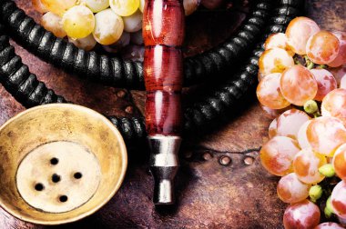 Aroma relax için üzüm ile Türk shisha nargile. Üzüm shisha