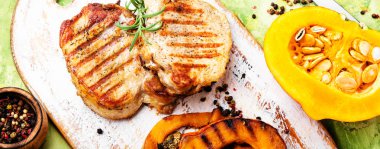 Fırında etli kabak kesme tahtası üzerinde. Biftek kabak ile