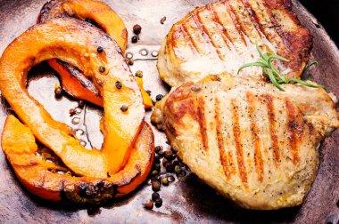 Fırında etli kabak kesme tahtası üzerinde. Biftek kabak ile