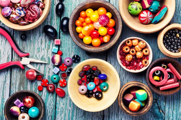 Verscheidenheid Van Vormen Kleuren Kralen Maken Een Parel Ketting Handwerk — Stockfoto