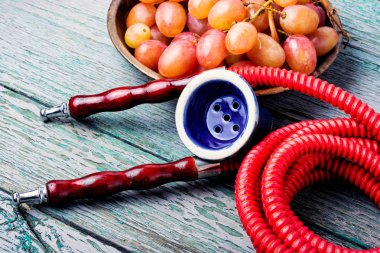 Aroma relax için üzüm ile oryantal shisha nargile. Üzüm shisha