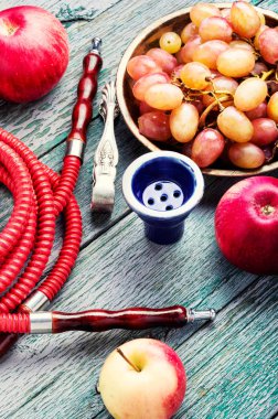 Aroma relax için üzüm ile Türk shisha nargile. Üzüm shisha