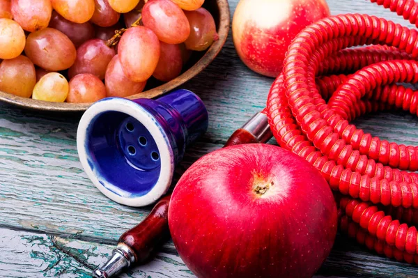 Oriental Shisha Hookah Con Uvas Aromáticas Para Relajarse Uvas Shisha — Foto de Stock