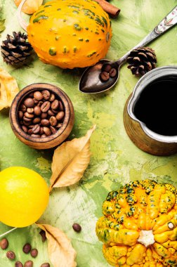 Kabak spice kahve krem şanti ile. Sonbaharda kahve. Kahve içecek