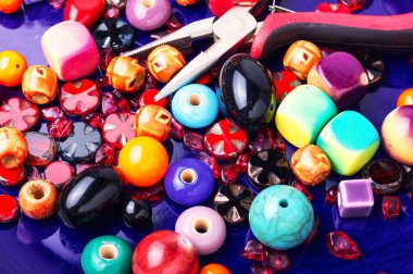 Renkli stil boncuk takı yapmak için. Moda boncuk. Hobi