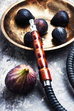 Aroma relax için incir ile Doğu shisha nargile. İncir shisha. Sigara nargile.