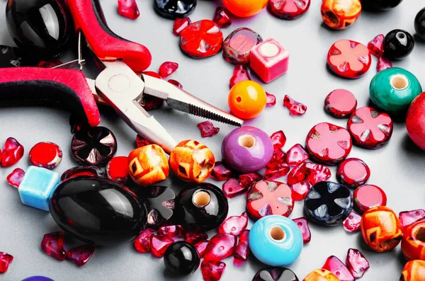 Renkli stil boncuk takı yapmak için. Moda boncuk. Hobi