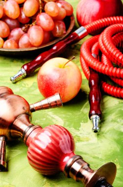 Türk sigara nargile tadı üzüm ve elma meyve karışımı ile. Shisha kavramı. Nargile meyve tadı.