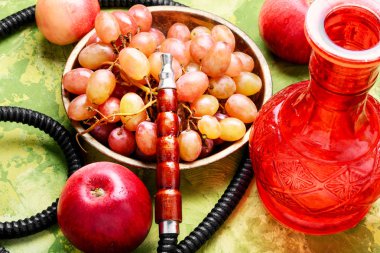 Türk sigara nargile tadı üzüm ve elma meyve karışımı ile. Shisha kavramı. Nargile meyve tadı.