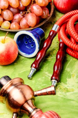 Türk sigara nargile tadı üzüm ve elma meyve karışımı ile. Shisha kavramı. Nargile meyve tadı.
