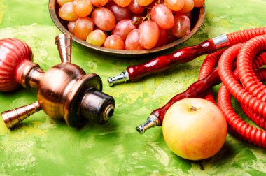 Türk sigara nargile tadı üzüm ve elma meyve karışımı ile. Shisha kavramı. Nargile meyve tadı.