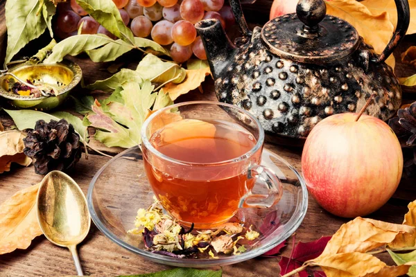 Taza Con Sobre Fondo Otoñal Hojas Caídas Manzanas Uvas — Foto de Stock