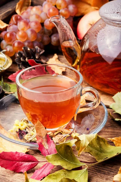 Kop Met Thee Een Herfst Achtergrond Van Gevallen Bladeren Appels — Stockfoto