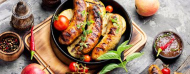Baharatlı baharat ve elma ile lezzetli sosis ızgara. Barbekü sosis ile