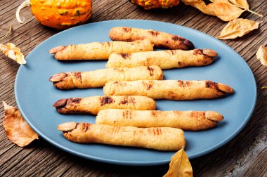 Ahşap masa üzerinde Halloween parmak kurabiyeler. Cadılar Bayramı partisi.