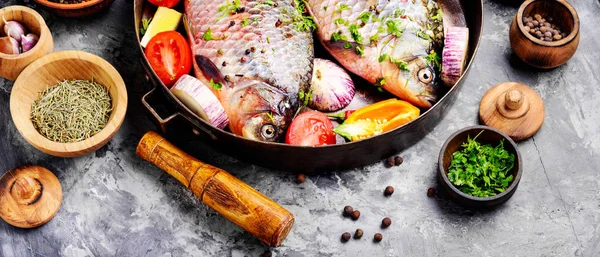 Carpa Peixe Fresco Com Ingredientes Para Cozinhar Pan Dietary Alimentos — Fotografia de Stock