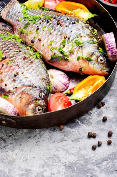 Färsk Fisk Karp Med Ingredienser För Matlagning Pan Dietary Mat — Stockfoto