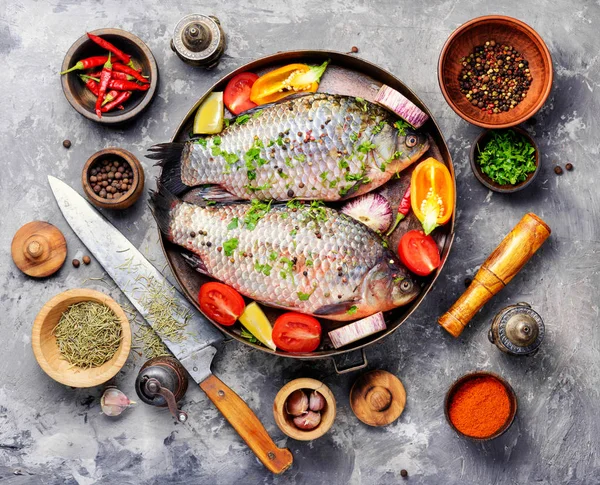 Carpa Peixe Fresco Com Ingredientes Para Cozinhar Pan Dietary Alimentos — Fotografia de Stock