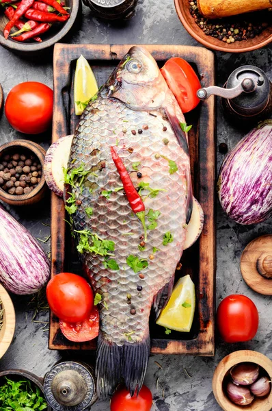 Frischer Fisch Mit Zutaten Zum Kochen Auf Schneidebrett Gesunde Ernährung — Stockfoto