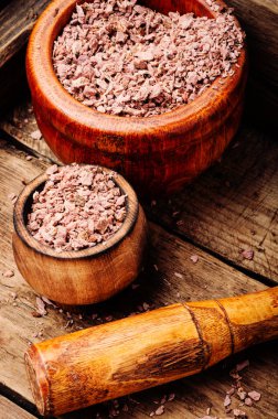 Öğütülmüş köksaplar bitki iris harç içinde. Bitkisel ilaç. Herbalism