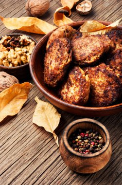 Ceviz üzerinden Ev yapımı sebze pirzola. Sağlıklı gıda.