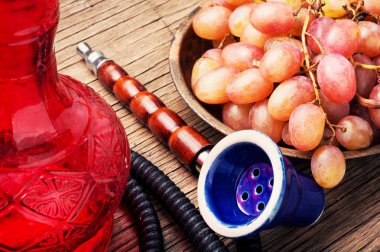 Aroma relax için üzüm ile Türk shisha nargile. Üzüm shisha