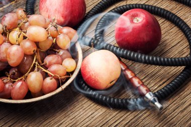 Aroma relax için üzüm ile Türk shisha nargile. Üzüm shisha