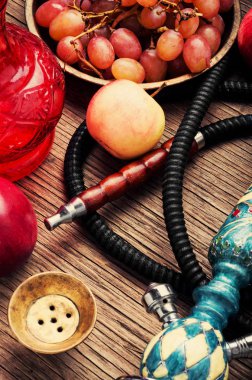 Türk sigara nargile tadı üzüm ve elma meyve karışımı ile. Shisha kavramı. Nargile meyve tadı.