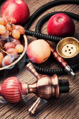 Türk sigara nargile tadı üzüm ve elma meyve karışımı ile. Shisha kavramı. Nargile meyve tadı.