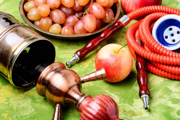 Turco Shisha Hookah Con Uvas Aromáticas Para Relajarse Uvas Shisha — Foto de Stock