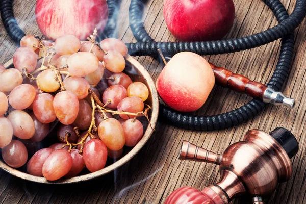 Fumar Narguile Turco Con Sabor Una Mezcla Frutas Uvas Manzanas — Foto de Stock