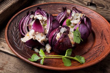 Domuz eti ve baharat vintage ahşap masa üzerinde soğan dolması. Türk mutfağı.
