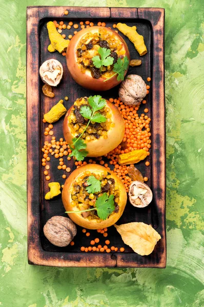 Äpfel Gebacken Mit Linsen Rosinen Und Gewürzen Herbstdessert — Stockfoto