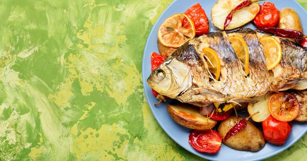 美味的烤鱼配柠檬和装饰 海鲜概念 — 图库照片