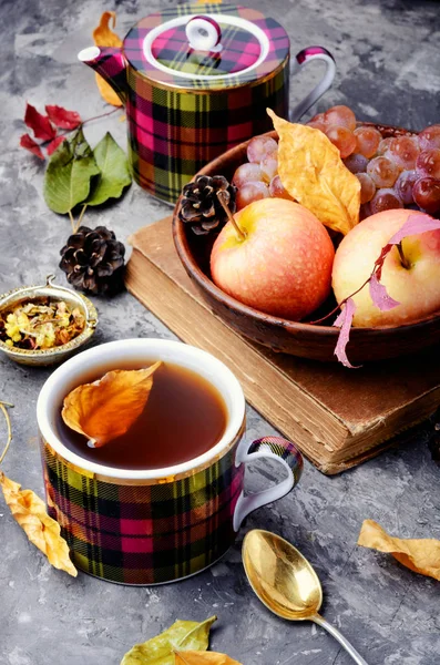 落とされた葉 りんごやぶどうの秋背景にお茶とカップ 秋の静物 — ストック写真